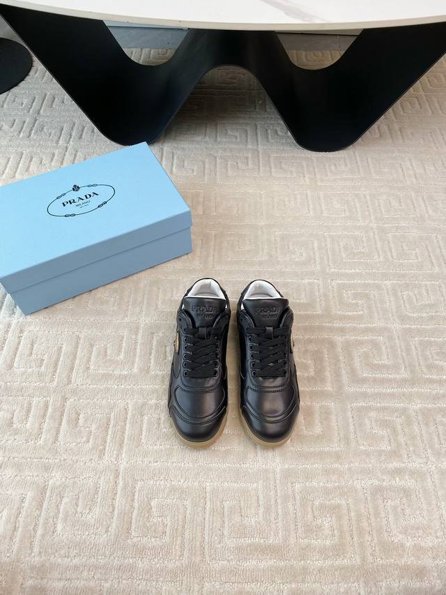 出厂价 男+10 普拉达 Prada 2024新款 阿甘鞋 德训鞋 休闲鞋 反绒皮面 超帅 复古时尚 复古擦色 三角扣搭配 高级气质 随意搭配 上脚非常轻便舒适